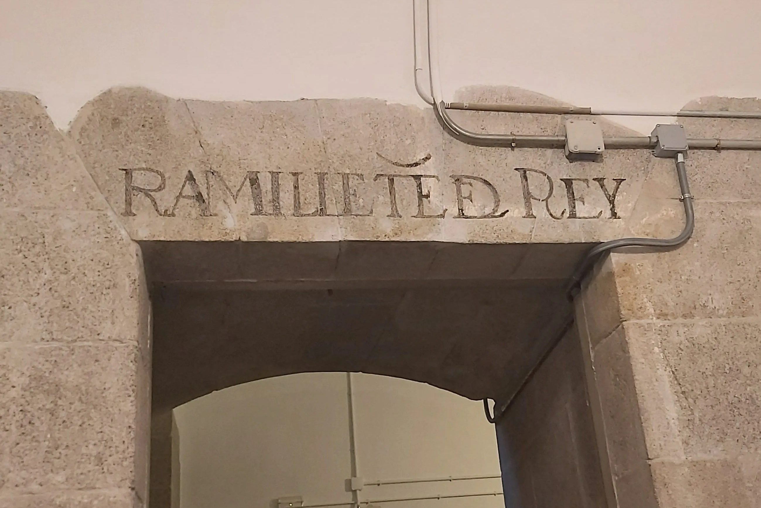 Porta d'ingresso con scritta in alto: Ramillete del Rey