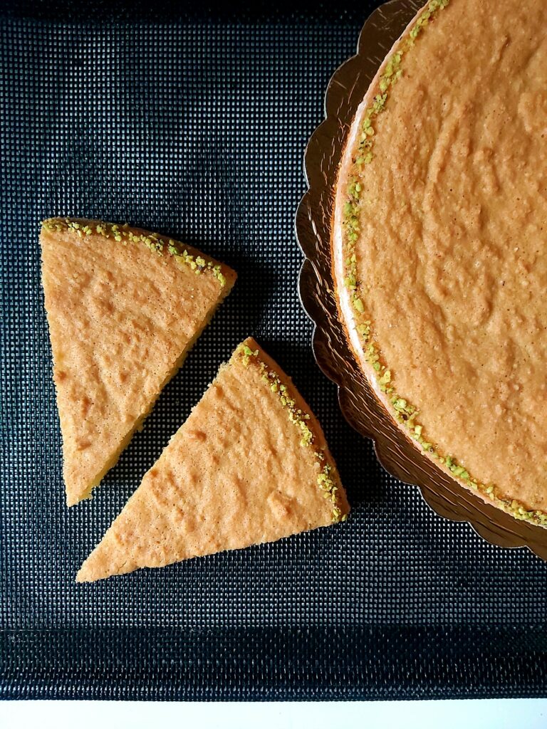 due fette di torta rustica alle mandorle, dall'alto